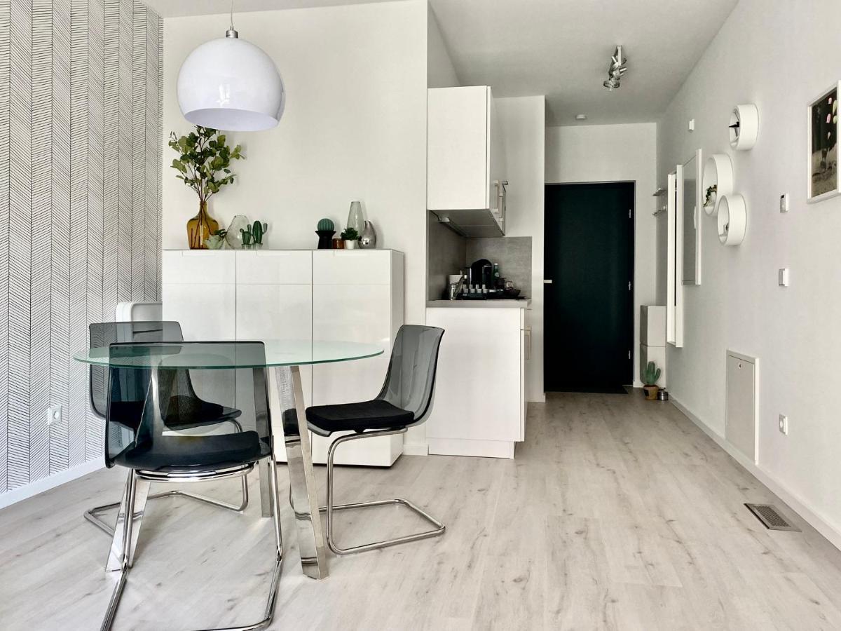 Modernes Apartment, Terrasse Und Garten Am Lilienthalpark Im Suedwesten Berlins Berlim Exterior foto